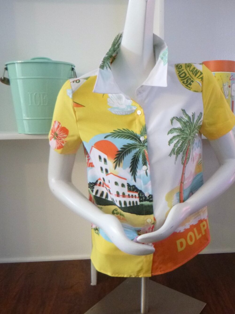 RICH & FAMOUS RESORT BLOUSE M NWT DOLPHINS & PALM TREES
